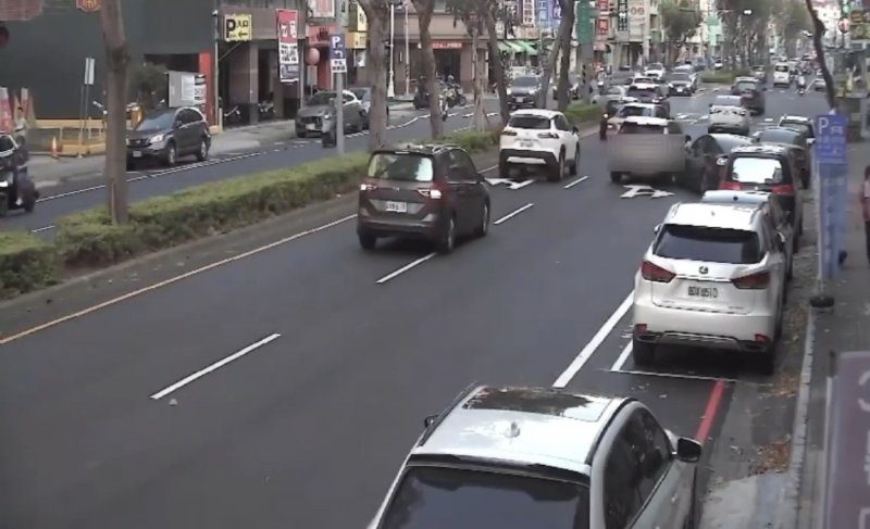 港灣新聞網 / 高雄光華一路肇逃案！無照女駕駛撞車離開　最高恐罰6萬4千元