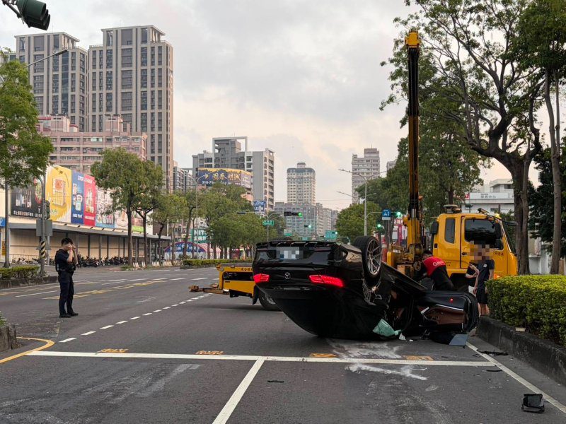 港灣新聞網 / 高雄民族一路翻車！酒駕自撞分隔島　29歲男駕駛送辦