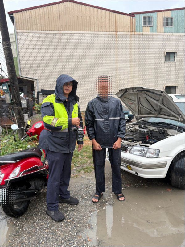 港灣新聞網 / 車停太久發不動！內埔男路邊求助　暖警接電秒發動解圍