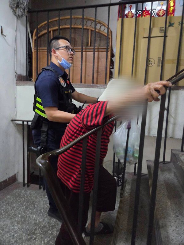 港灣新聞網 / 迷途老婦忘了回家路！前鎮暖警攙扶送返　網友感動：最有溫度的守護