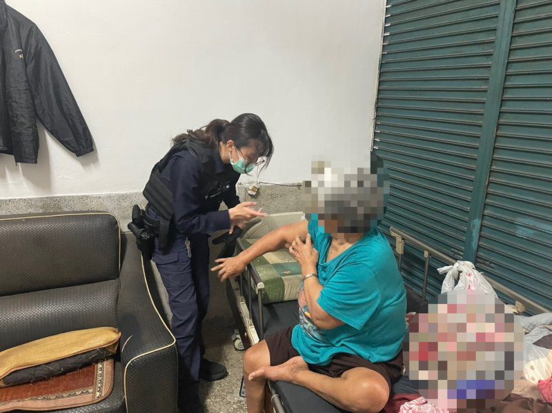 港灣新聞網 / 阿嬤手卡床縫崩潰求救！岡山警緊握雙手安撫救援　暖喊「我們在」感動全網