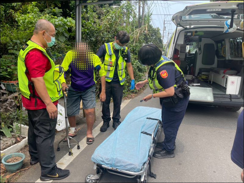 港灣新聞網 / 老翁突昏眩路倒！內埔暖警全程陪同送醫　家屬感動致謝