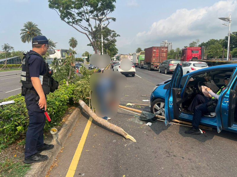 港灣新聞網 / 小港中山四路連環撞！超車不當釀事故　4人送醫幸無大礙