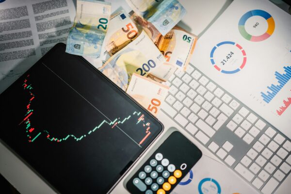 科技股當道，為什麼聰明錢正在悄悄買進全球金融股？三個數字告訴你答案