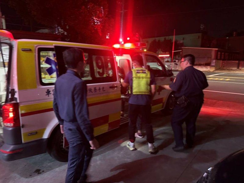 港灣新聞網 / 騎車突昏眩衝進派出所求救　東港警即刻救援送醫