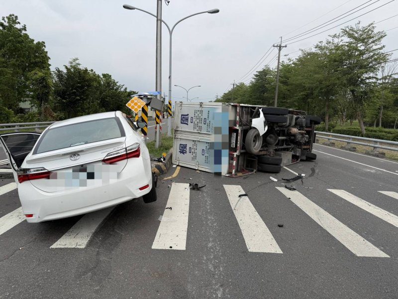 港灣新聞網 / 崁頂路口驚傳車禍！自小客左轉擦撞貨車　2人受傷送醫