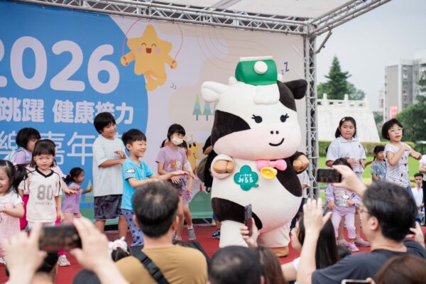 四葉牛乳來台 10 週年！北海道吉祥物 Miruru 驚喜現身親子跳繩活動，以純淨乳香傳遞健康躍動力
