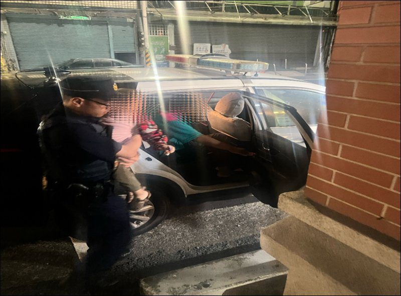 港灣新聞網 / 深夜汽油耗盡困路旁！內埔警暖心護送父子返家