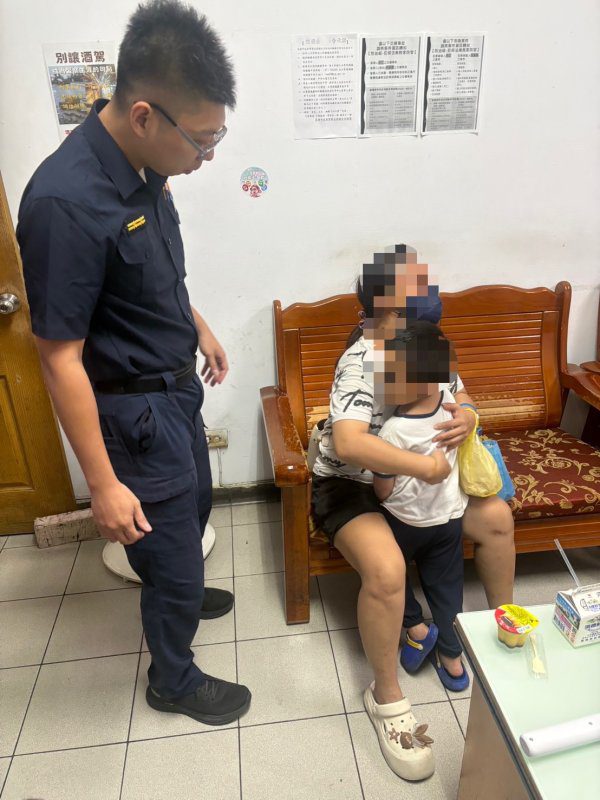 港灣新聞網 / 4歲小弟弟獨自在公園內玩耍 前鎮警化身超人幫找到媽媽