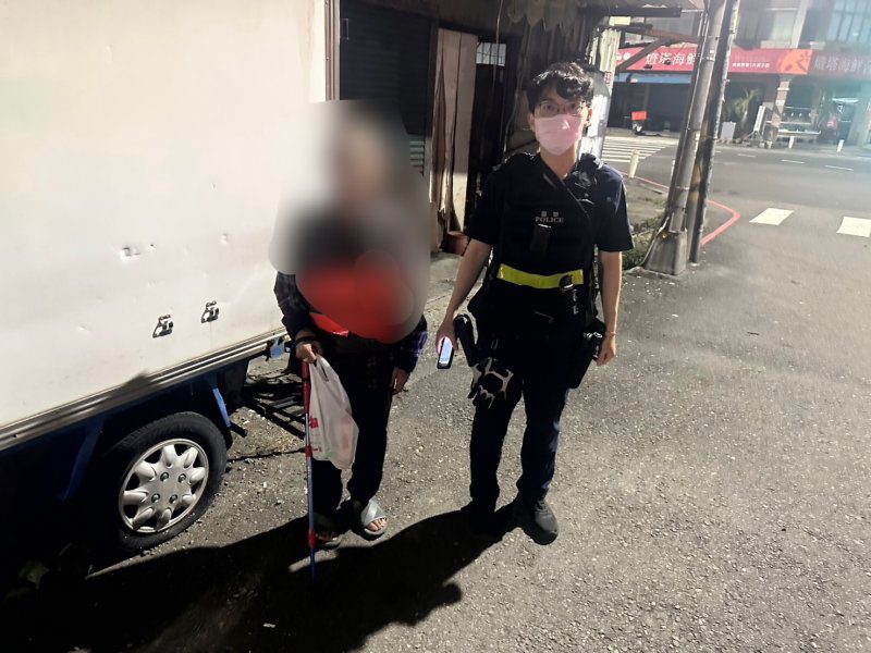 港灣新聞網 / 深夜迷途八旬翁街頭徘徊　小港警耐心引導成功護送返家
