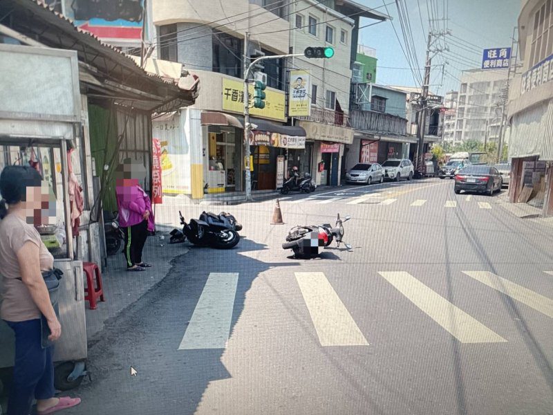 港灣新聞網 / 紅燈逆向起步釀碰撞！內埔路口雙機車相撞畫面曝光　警方調查中