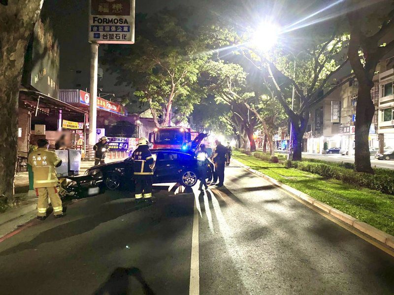 港灣新聞網 / 疲勞駕駛釀禍！大順二路自撞變電箱還無照　最高恐罰6萬元