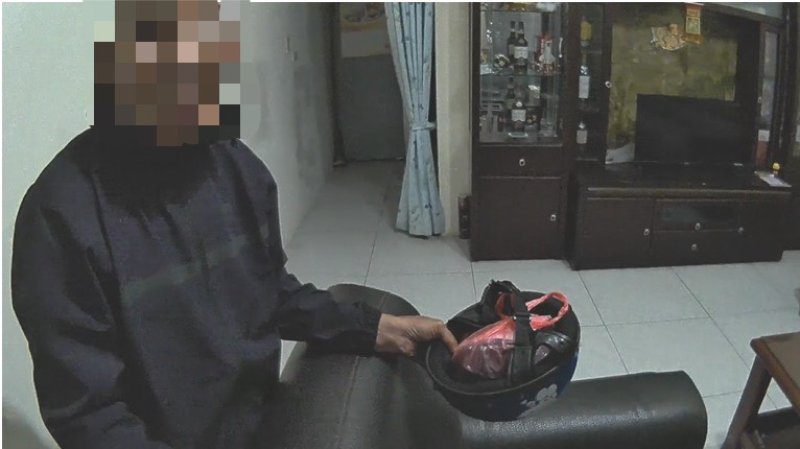 港灣新聞網 / 八旬翁自摔無照上路！內埔警暖心護送返家還宣導新制