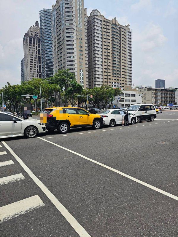 港灣新聞網 / 警車突偏移連撞3車！疑身體不適釀中正民族路口事故