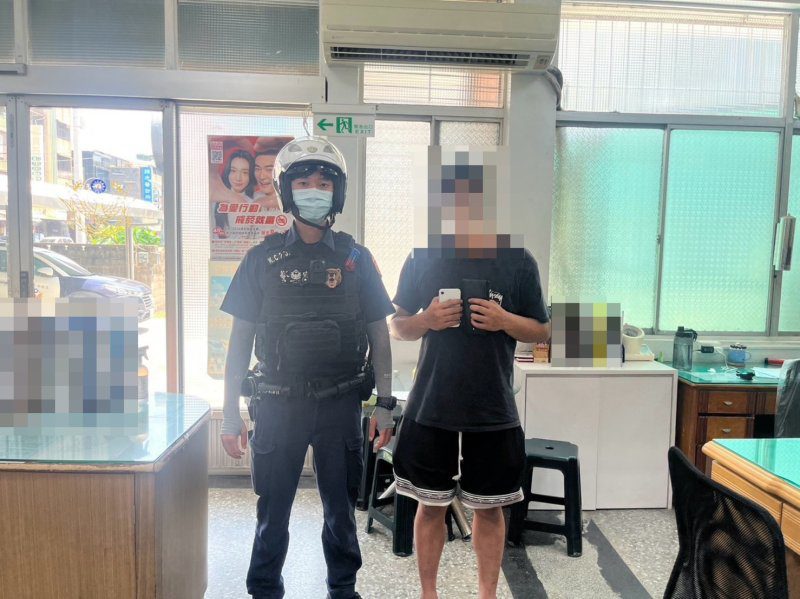 港灣新聞網 / 手機皮夾落公車！男子盲追迷航　梓官警火速攔車尋回萬元財物