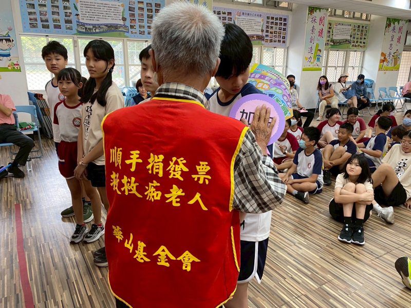 港灣新聞網 / 長輩親頒小鐵人勳章！鹽埕國小畢典感動全場　世代共融暖高雄