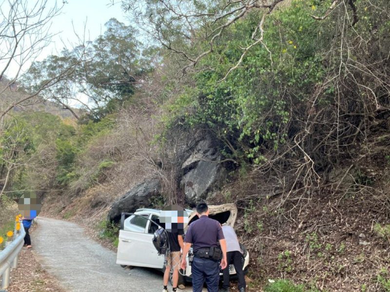 港灣新聞網 / 車困陡峭山坡險翻覆！枋寮警聯手山地義警緊急救援成功脫困
