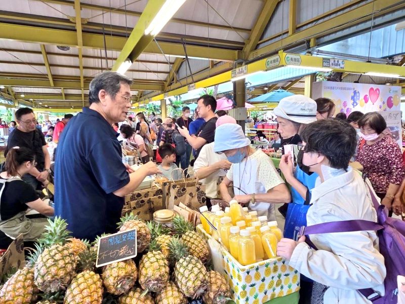 屏東鳳梨香甜北飄！希望廣場熱鬧開賣