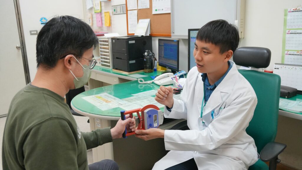 聖馬職業醫學科許明恩醫師勤學印尼、越南語　拉近與外籍移工距離