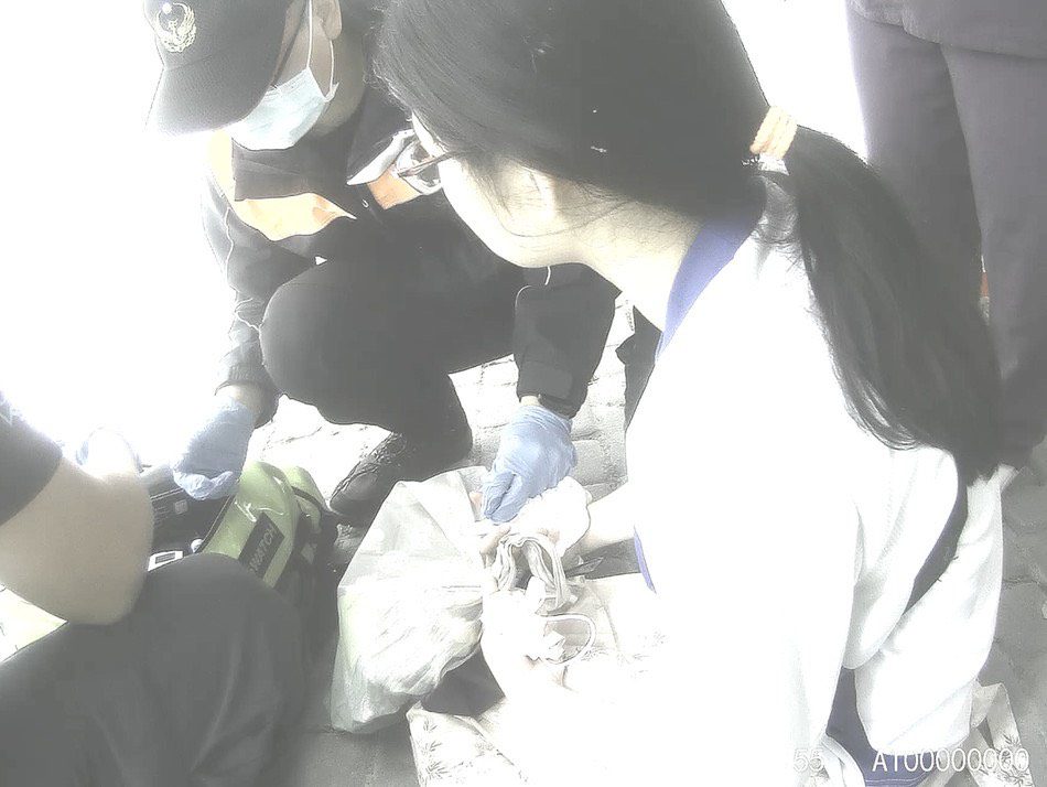 蜀葵花季突發昏厥　員警即時協助送醫化解危機