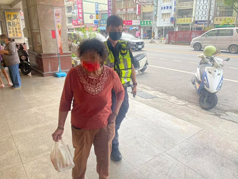 迷途老嫗買早點忘返家　潮警暖心「代駕」單車助團圓