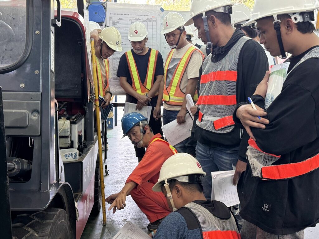屏縣辦理堆高機訓練移工專班　60人完成參訓提升安全意識