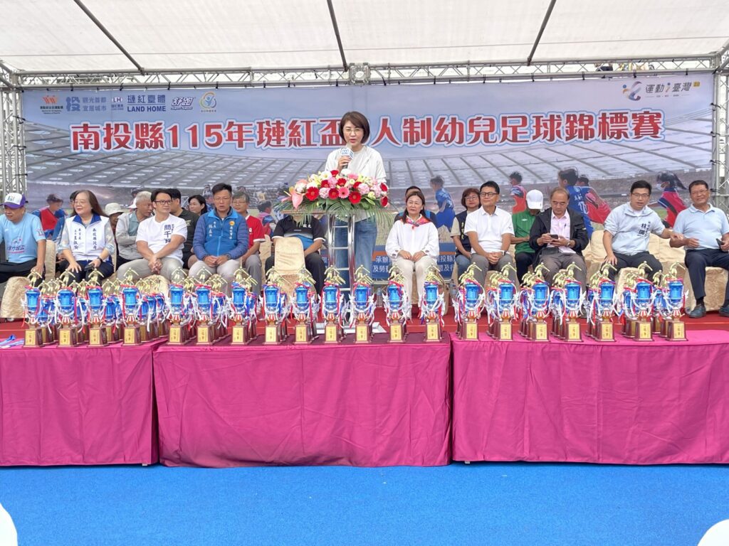 南投璉紅盃足球賽登場  78隊小選手歡喜領取人生第一面姓名獎牌