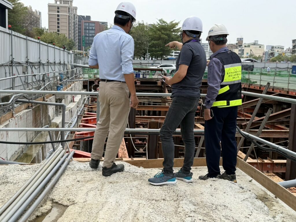 綠川驚現「黃河」！中市府鐵腕稽查東區工地 依水汙法告發並限期改善
