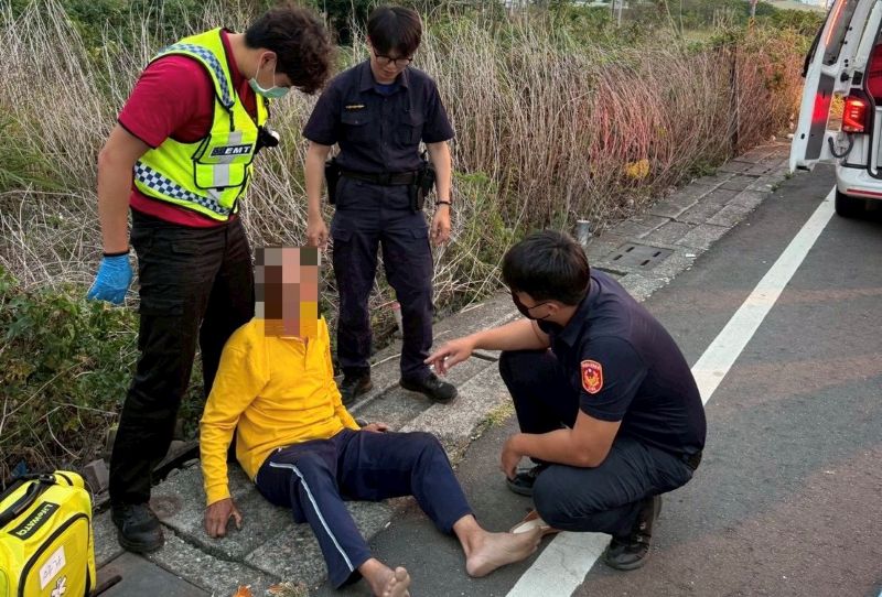 老翁騎單車體力不支倒臥路旁　里港警即時關懷協助平安返家