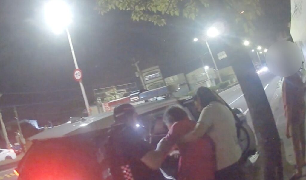 鐵漢也有柔情！彌陀警霸氣「公主抱」迷途婦　暖心守護最美背影