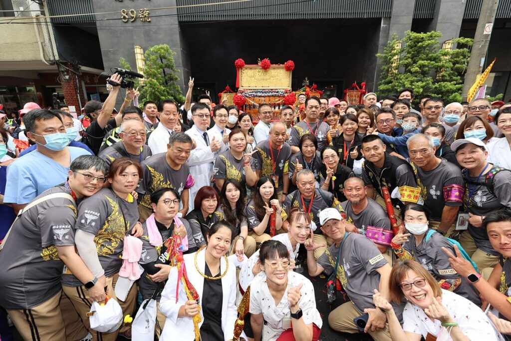 影音/大甲媽停轎宏仁醫院   白袍醫扛轎祈福 醫護為信眾包紮傷口