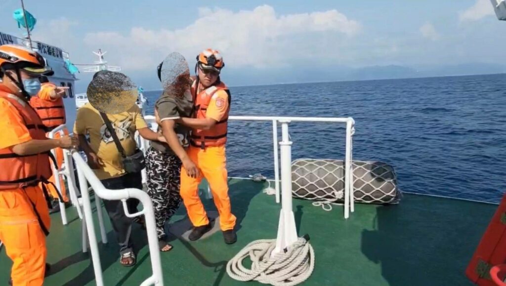 海巡即刻馳援　恆春海巡隊成功接駁外籍漁工緊急送醫