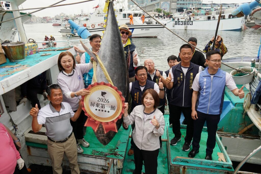 第一鮪拍賣總價201萬4000元　屏東黑鮪魚季揭開序幕
