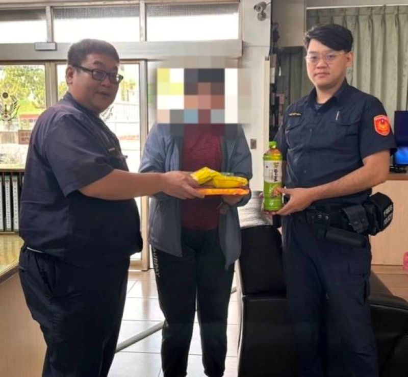 東港警結合善心人士　關懷弱勢暖心送物資