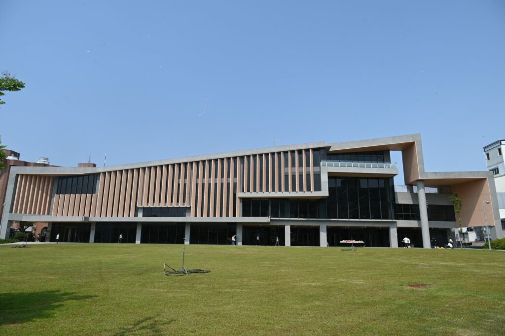 東岸絕美地標藝文活動新據點  臺東縣立圖書館22日開幕啟用