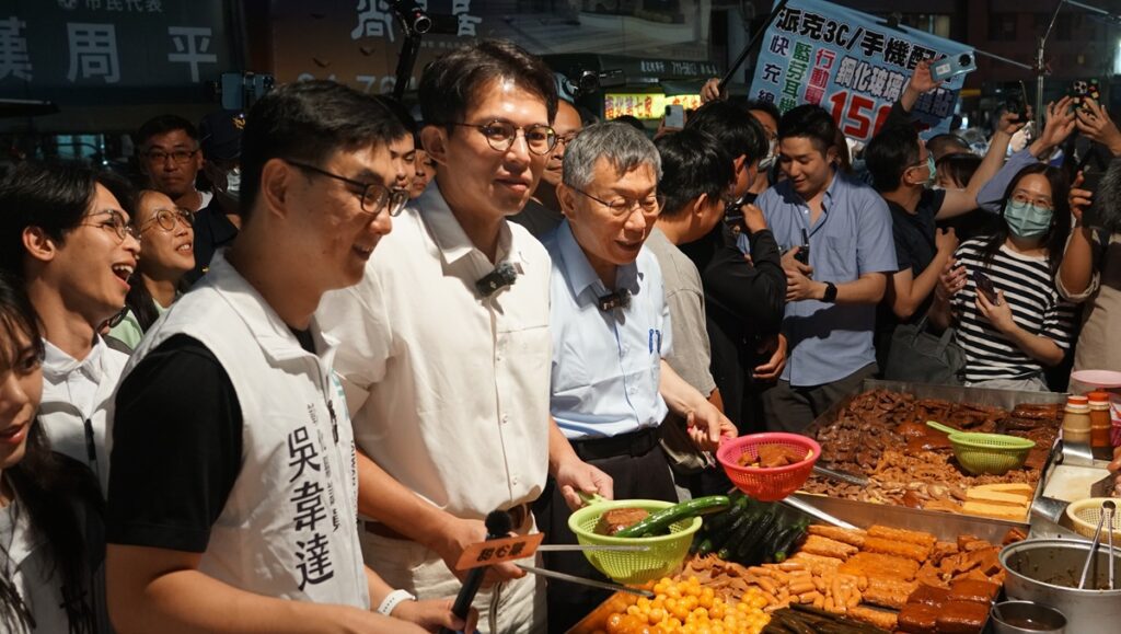 民眾黨前、后任主席合體現身夜市  品嚐彰化美食、爭取更多民眾支持