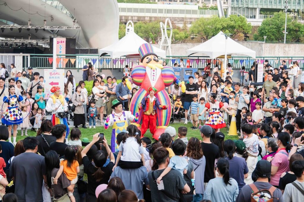 大阪世博巨偶登陸台中！2026兒童藝術節文心公園啟幕 萬人共賞紙風車
