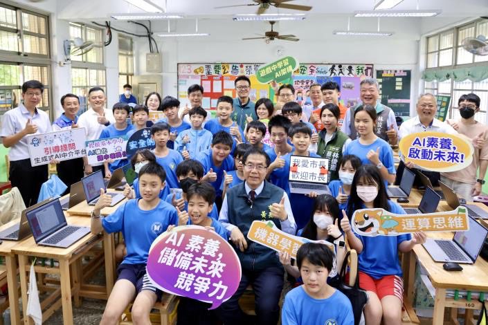 全國首批AI筆電進校園　黃偉哲加碼投入2.7億打造AI教育新世代