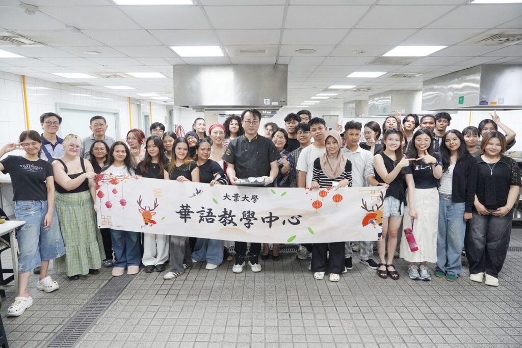 大葉舉辦「黑糖麻糬製作體驗活動」 帶領國外學生親手製作麻糬點心