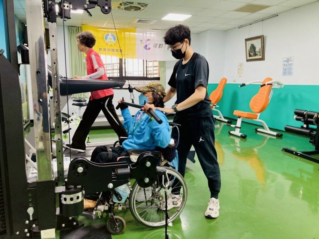 屏縣身障福中心的運動休閒會館　身障朋友及老人家的專屬健身房