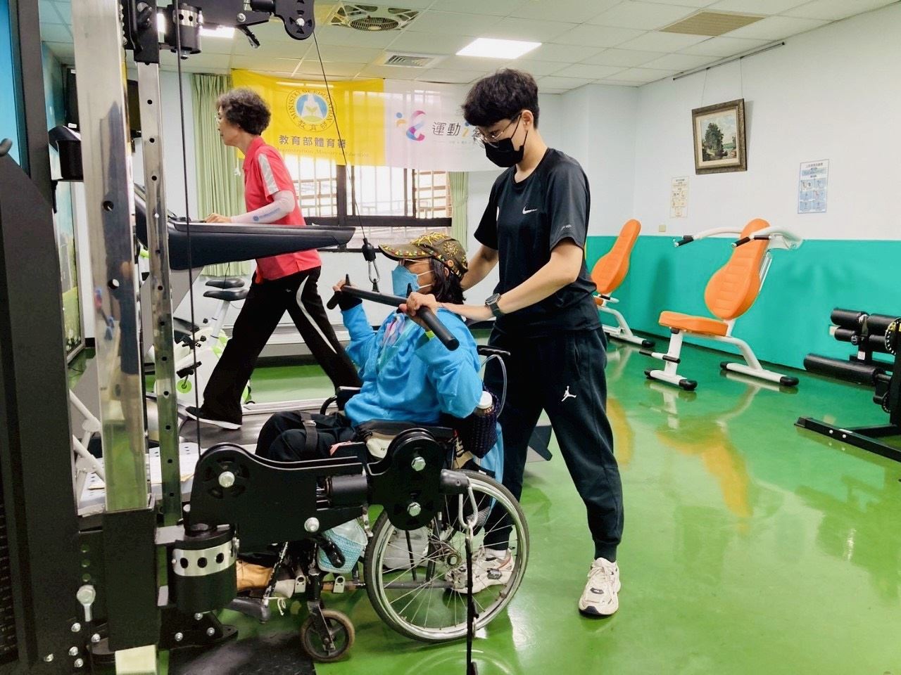 屏縣身障福中心的運動休閒會館　身障朋友及老人家的專屬健身房
