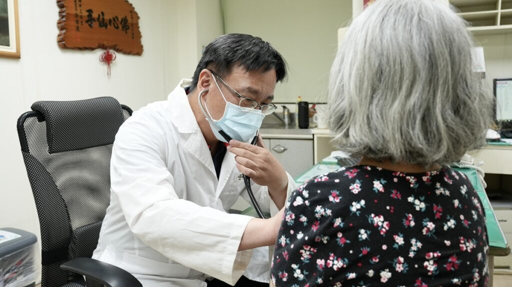 70歲婦冠狀動脈硬如石頭　秀傳以震波碎石術助打通血路