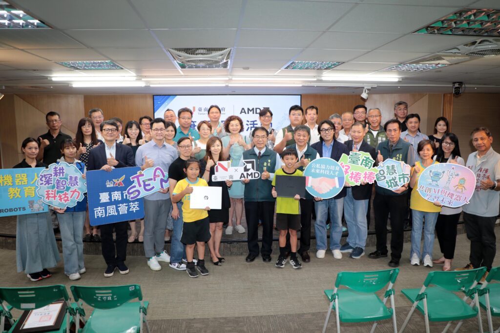 AMD捐贈31台AI筆電助攻台南智慧教育　攜手培育下一代AI人才