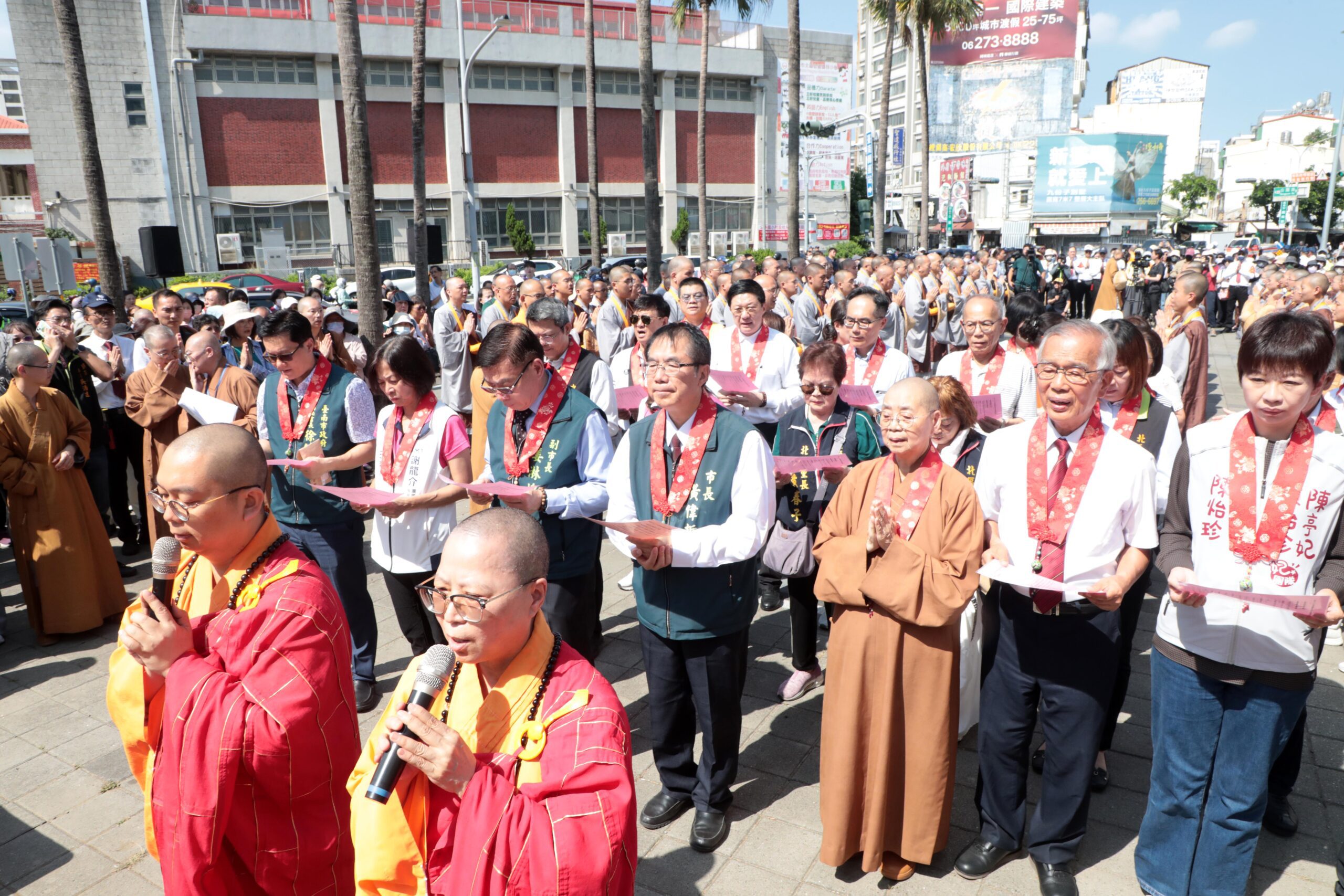 佛光山開山60週年行腳托缽抵台南　黃偉哲感謝為市民祈福、安定人心