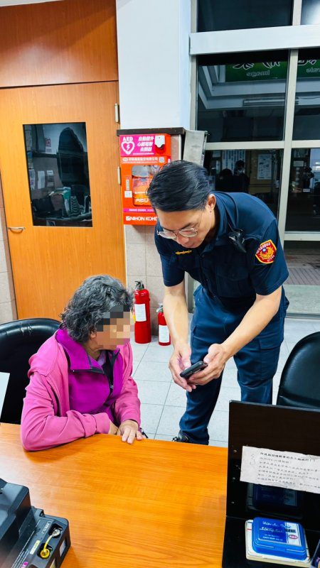 港灣新聞網 / 阿嬤晚上認不出自己的家 前鎮警積極辨別助與家人團聚