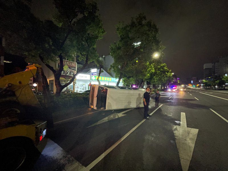 港灣新聞網 / 深夜翻車驚魂！高雄民族一路自小客撞分隔島翻覆　警曝肇因