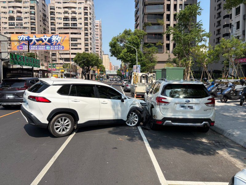港灣新聞網 / 精神不濟釀禍！高雄覺民路連環撞　自小客推撞2車畫面驚險