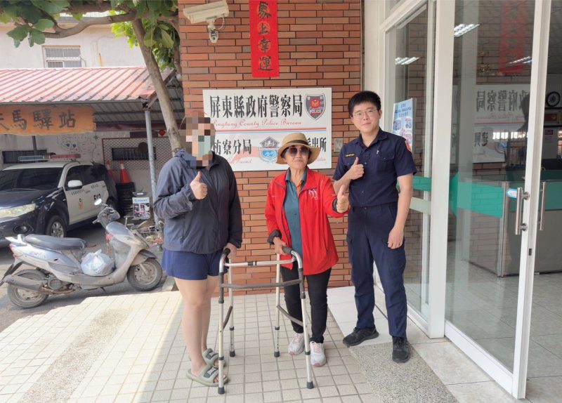 港灣新聞網 / 車禍癱行動困難！枋警結合善心人士送助行器　暖心助弱勢婦重拾行動力