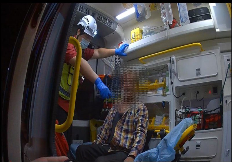 港灣新聞網 / 男子酒後滿臉是血倒路邊！內埔警消即刻救援送醫