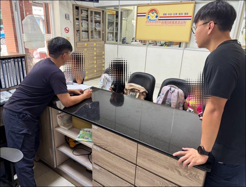 港灣新聞網 / 三寶媽接送學童車拋錨！內埔警暖心護送孩童平安回家
